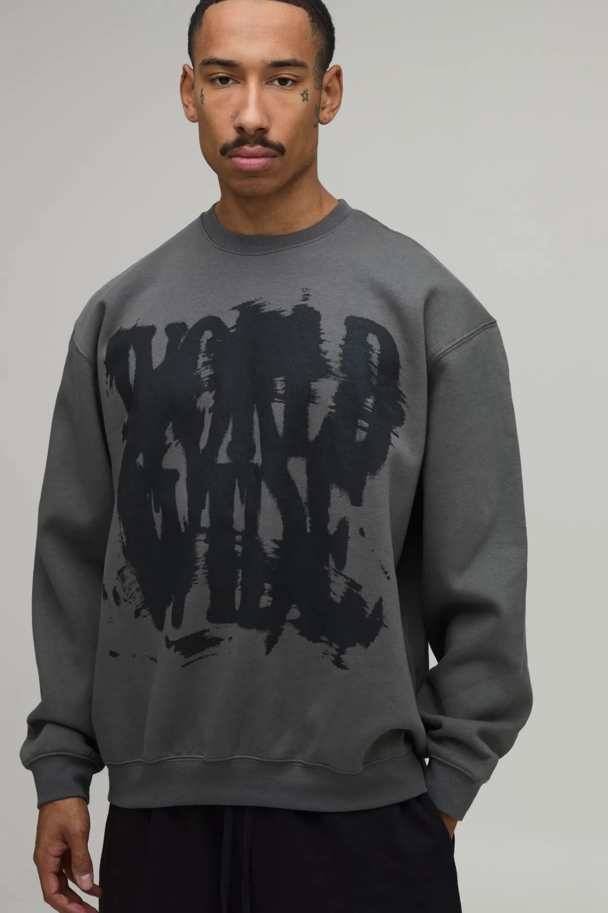 boohooMAN Sweat-shirt Oversize Gris Anthracite À Imprimé Graffiti<Homme Sweats À Capuche Et Sweatshirts|Sweats À Capuche Et Sweats