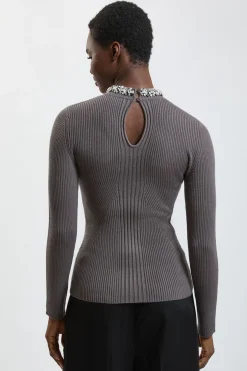 Synthétiquell Côtelé En Viscose Avec Détail Péplum Et Encolure Ornée De Cristaux