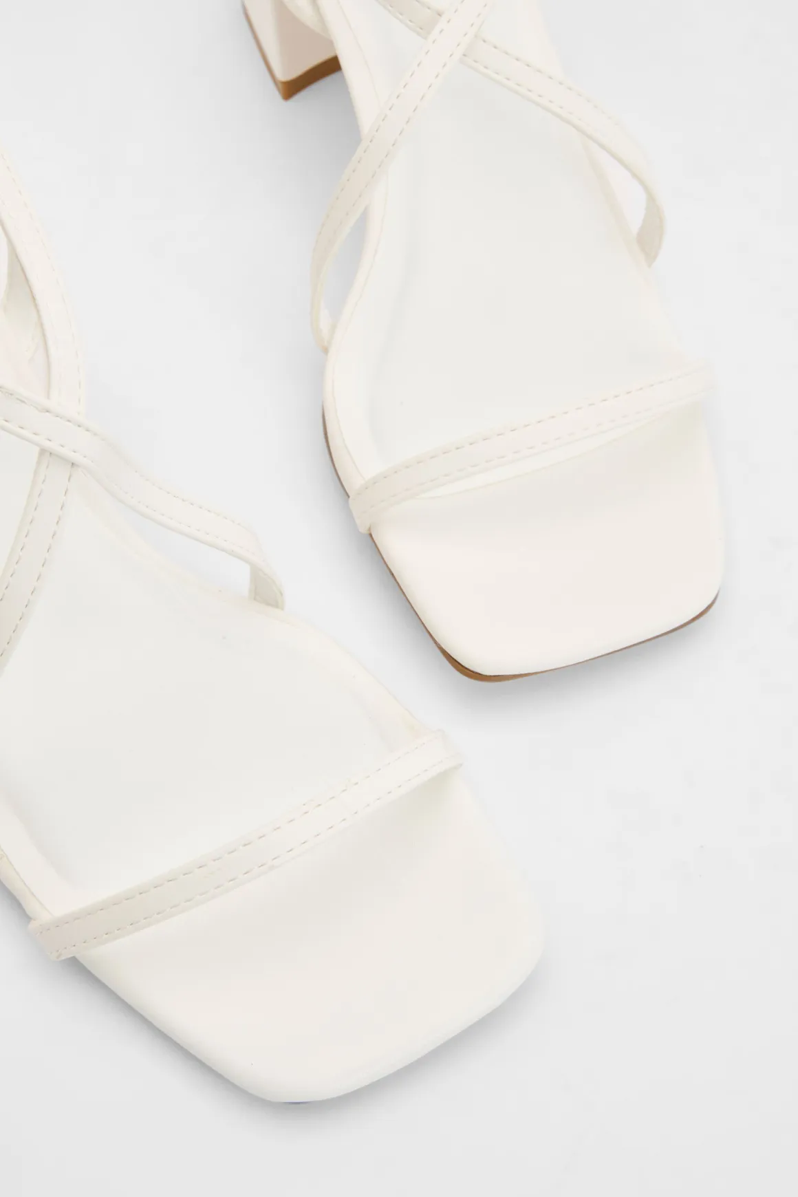 Talons À Bloc Mi-hauteur Avec Brides Croisées Sur Le Devant