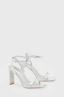 Talons À Bride Double Coupe Large Avec Boucle Et Talon Plat