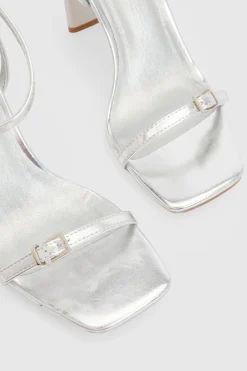 Talons À Bride Double Coupe Large Avec Boucle Et Talon Plat