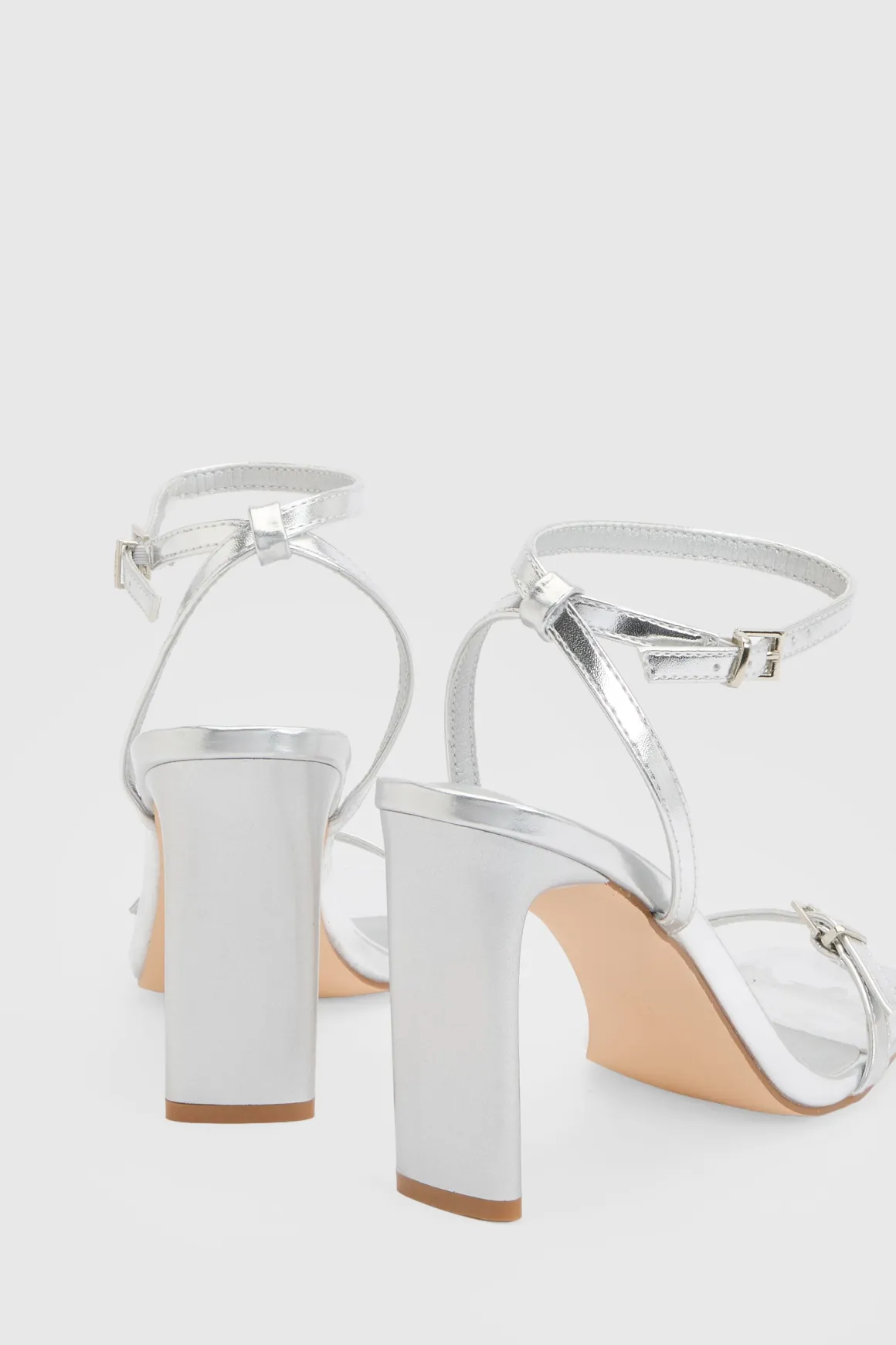 Talons À Bride Double Coupe Large Avec Boucle Et Talon Plat