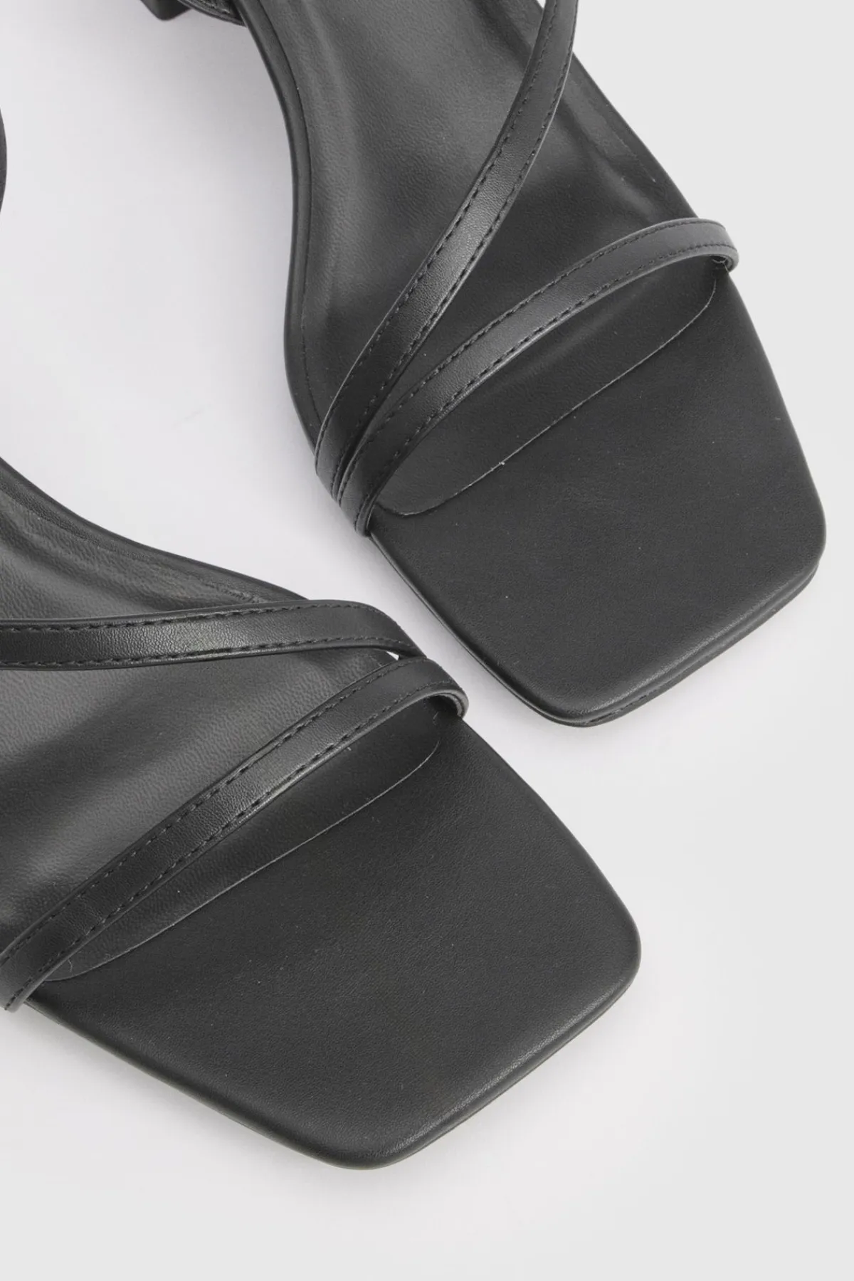 boohoo Talons À Brides Asymétriques Et Petit Talon Bloc Coupe Large< Chaussures Festives|Chaussures À Talons