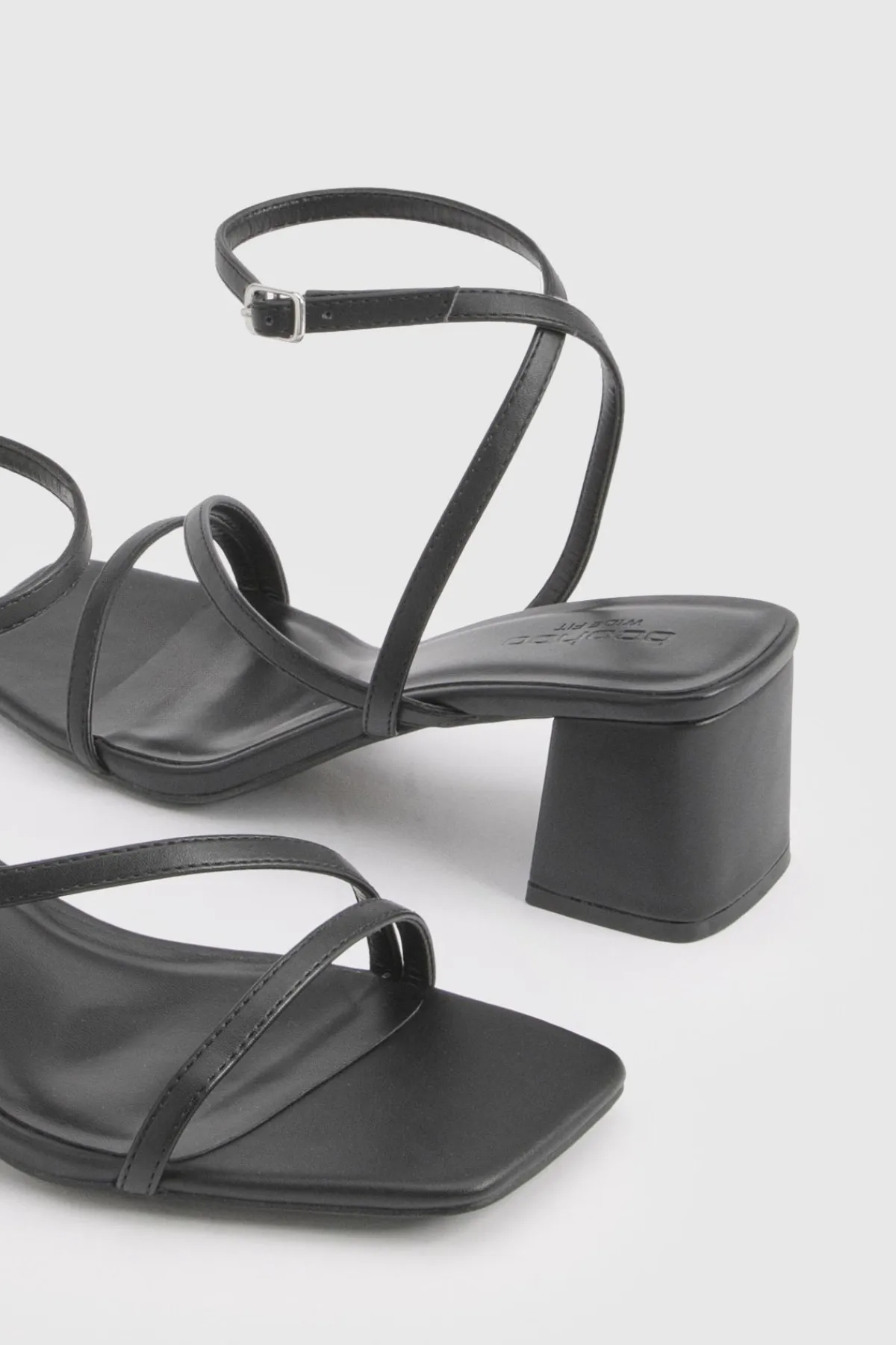 boohoo Talons À Brides Asymétriques Et Petit Talon Bloc Coupe Large< Chaussures Festives|Chaussures À Talons