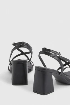 Talons À Brides Croisées Sur Le Devant Avec Talon Bloc Moyen