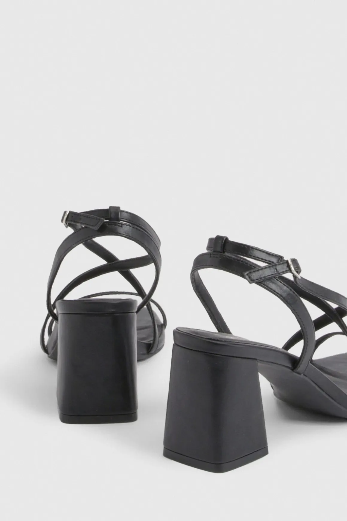 Talons À Brides Croisées Sur Le Devant Avec Talon Bloc Moyen