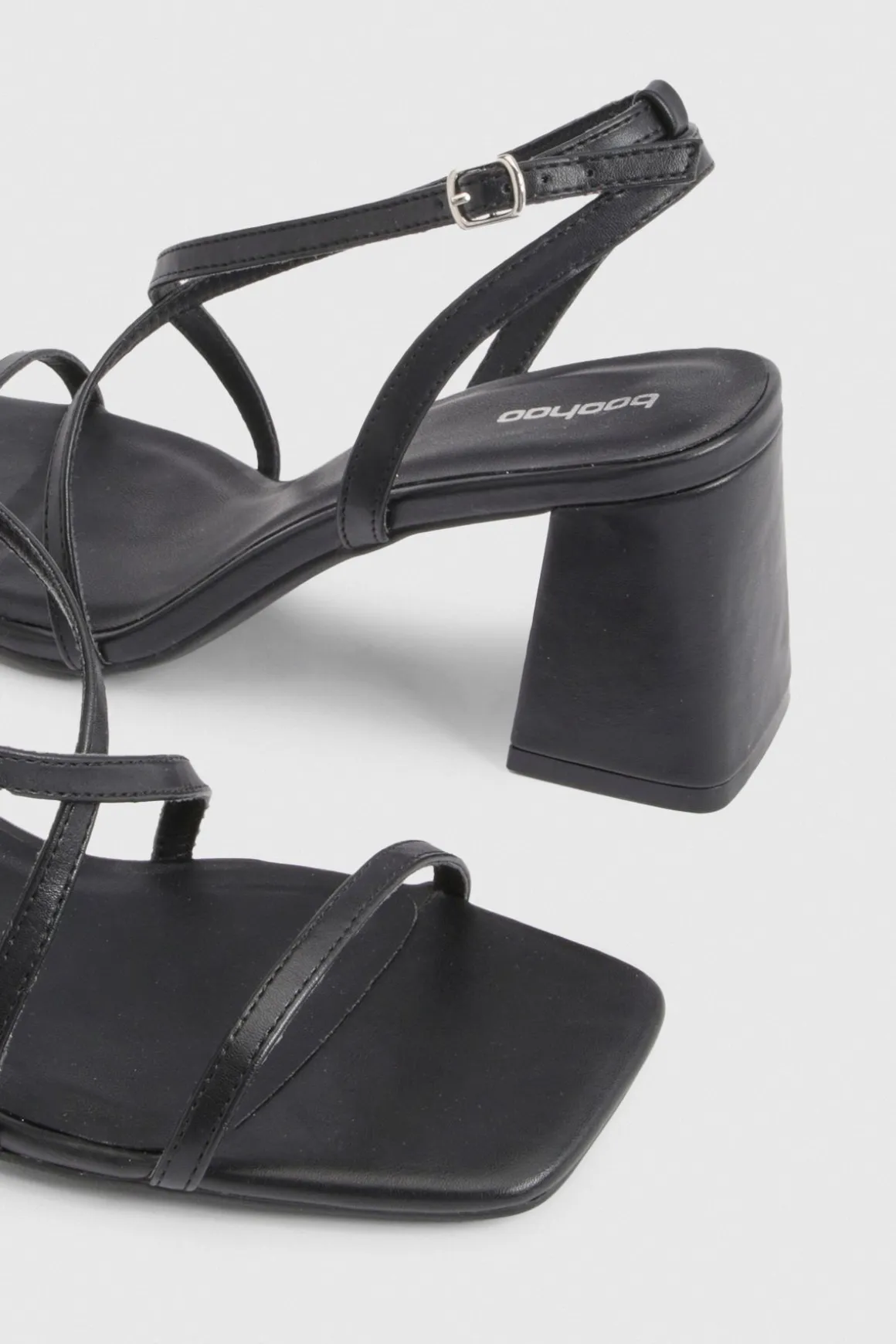 Talons À Brides Croisées Sur Le Devant Avec Talon Bloc Moyen