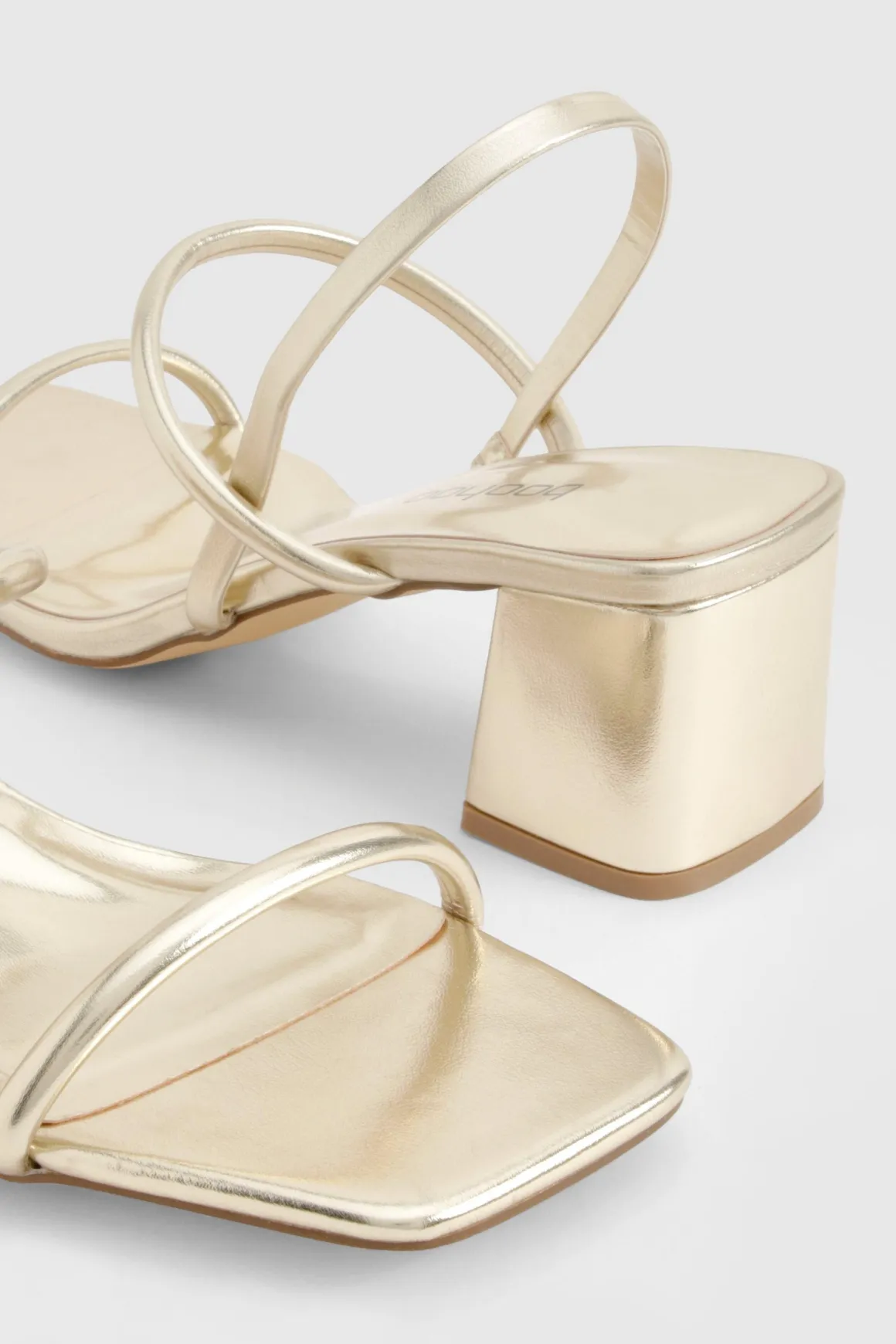 Talons compensés métalliques à bride arrière pour pieds larges