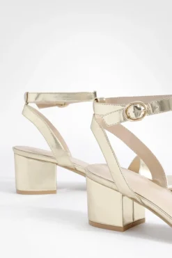 Talons métalliques à coupe large, bloc bas et brides à peine perceptibles