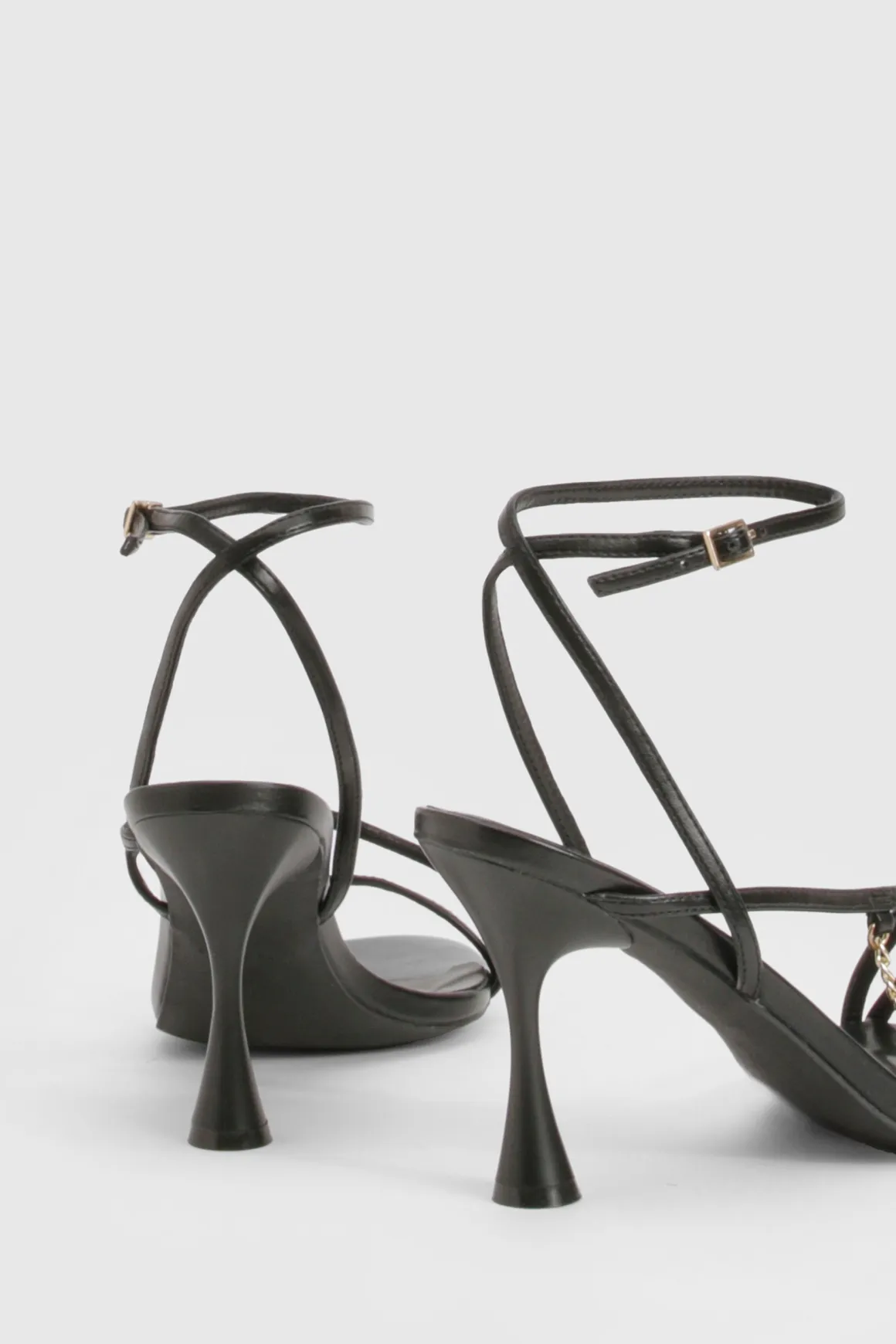 Talons évasés aux détails de chaîne