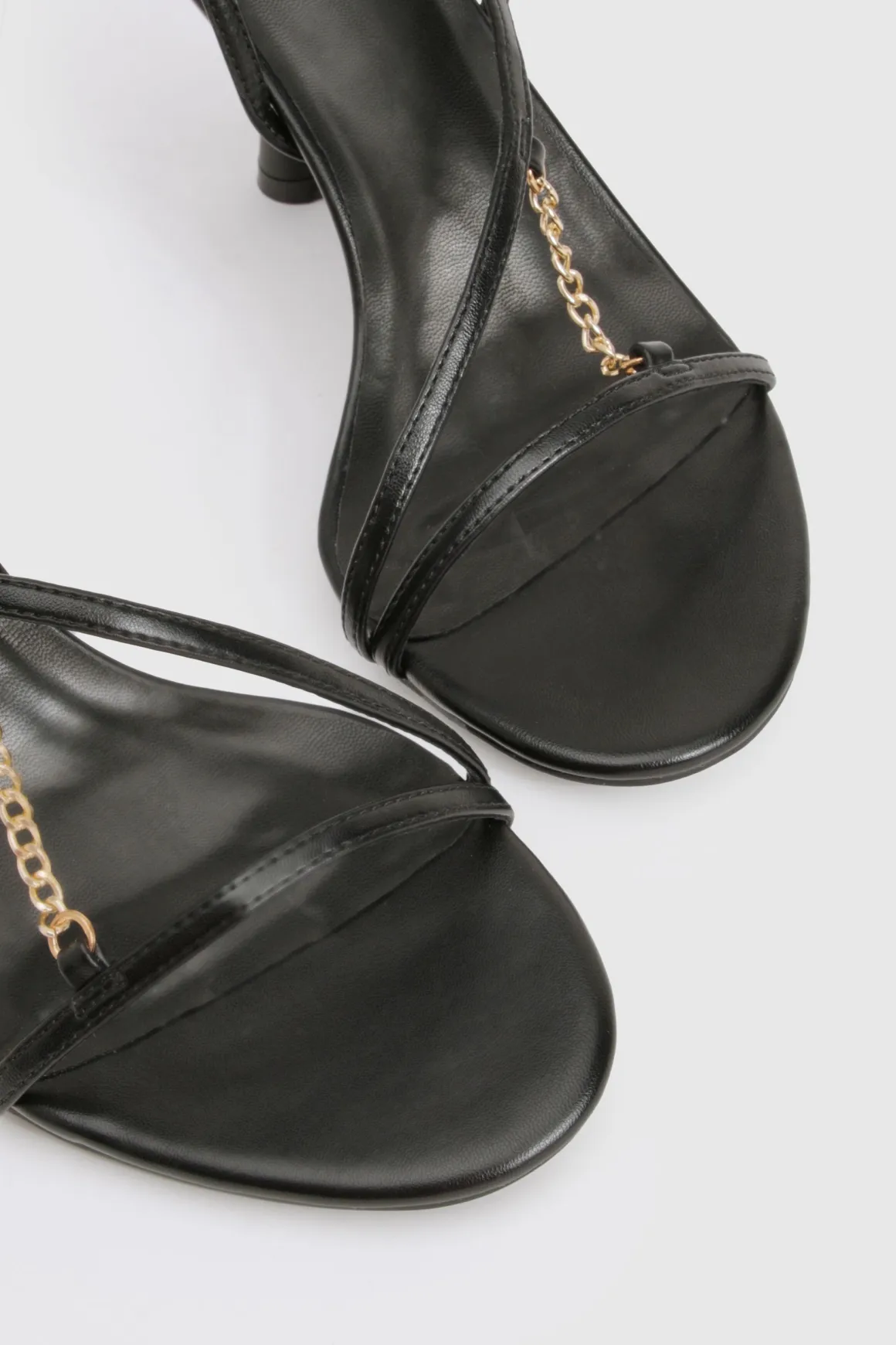 Talons évasés aux détails de chaîne