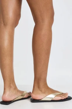 boohoo Tongs À Bout Carré Métallisées< Sandales|Chaussures Dorées
