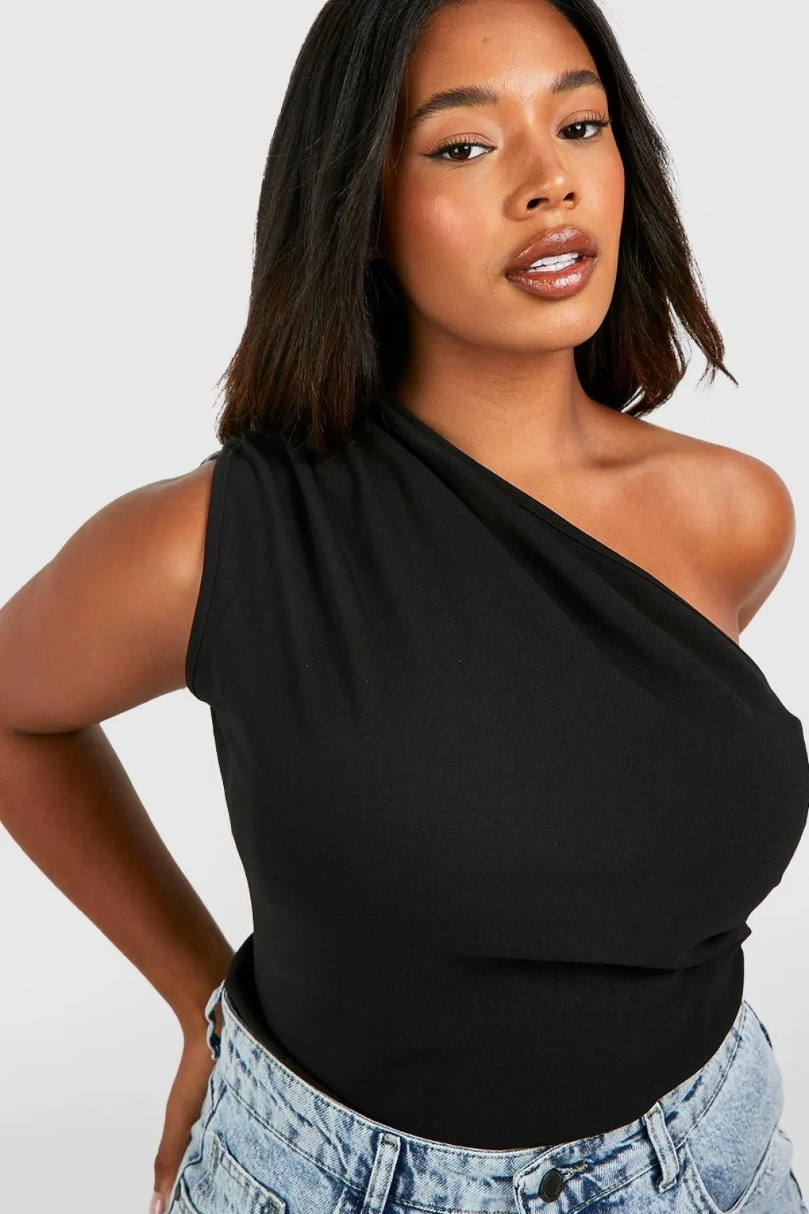 Top asymétrique drapé à une épaule pour grande taille