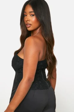 boohoo Top corset bandeau en dentelle grande taille<Femme Satin Et Dentelle|Tops