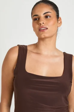 boohoo Top Court Grande Taille Double Épaisseur Col Carré En Tissu Slinky<Femme Looks Chocolat|Tops