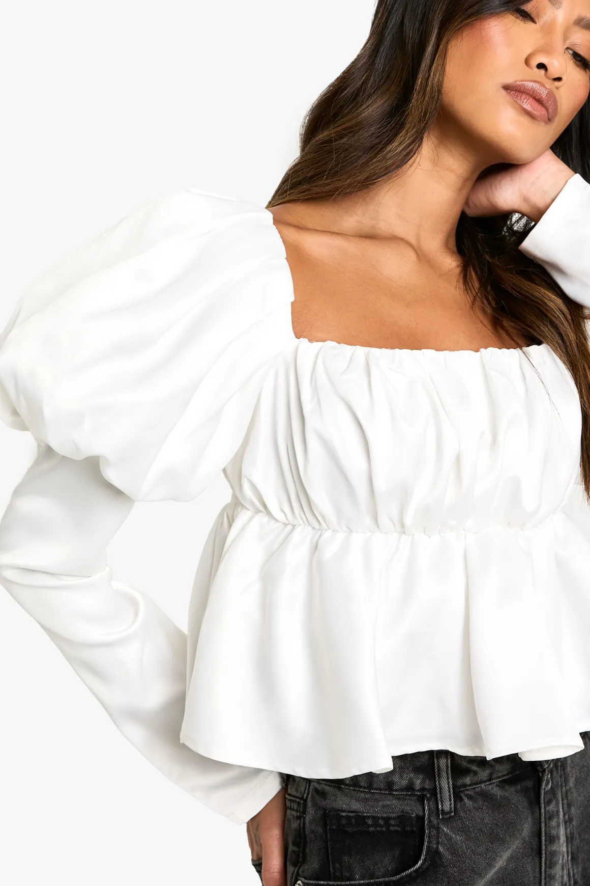 Top en satin à manches bouffantes et poitrine froncée