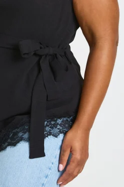 boohoo Top Grande Taille Col Bénitier Asymétrique Avec Taille Nouée Et Ourlet En Dentelle<Femme Satin Et Dentelle|Tops