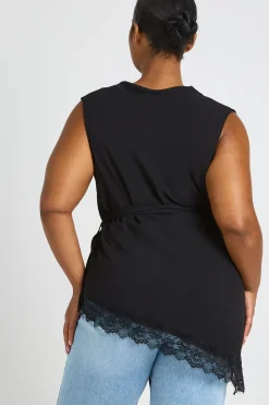 boohoo Top Grande Taille Col Bénitier Asymétrique Avec Taille Nouée Et Ourlet En Dentelle<Femme Satin Et Dentelle|Tops