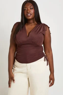 boohoo Top Grande Taille À Décolleté Plongeant En V Avec Détail De Bretelles<Femme Tops