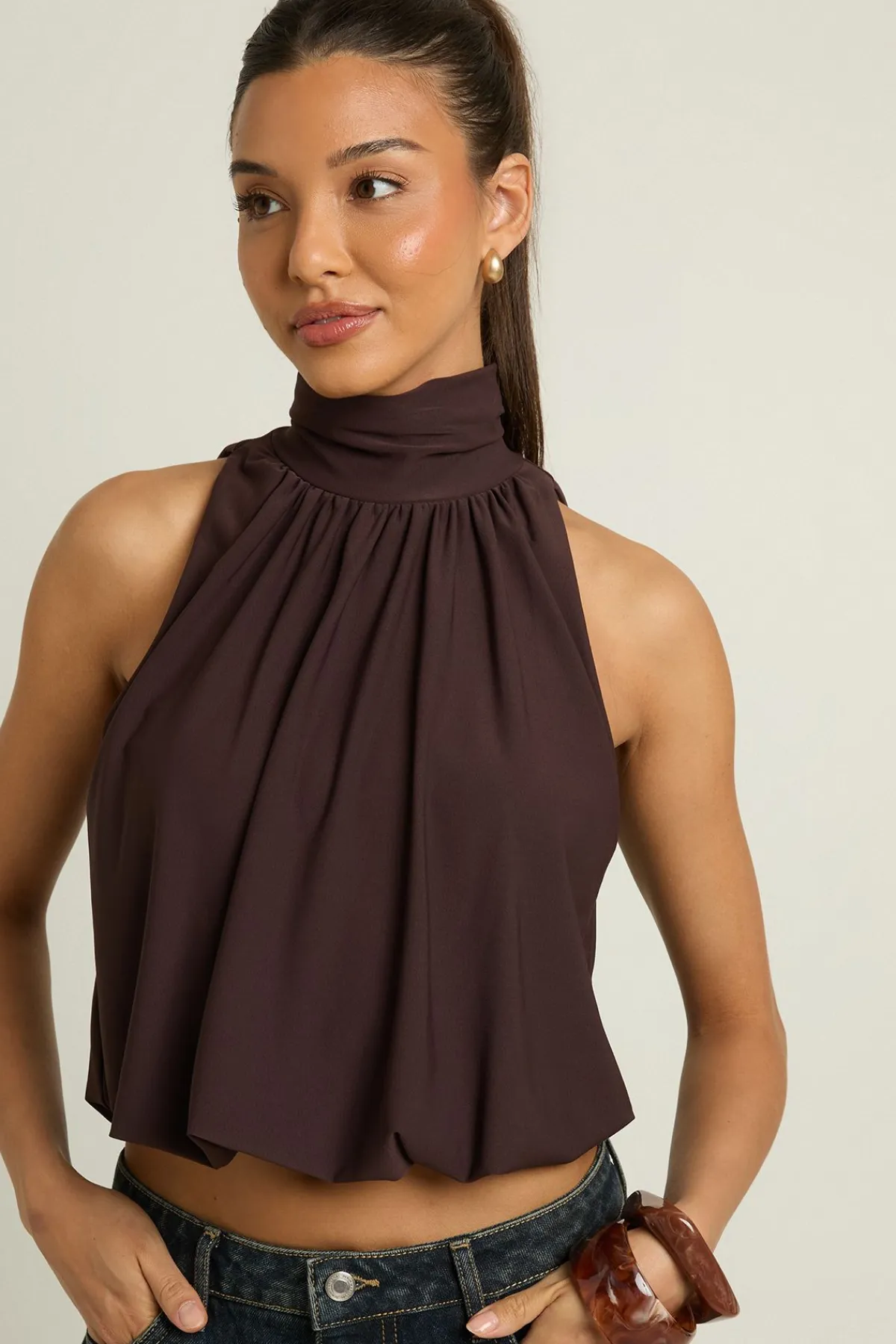 boohoo Top Sans Manches À Col Montant Et Ourlet Bouffant<Femme Looks Chocolat|Tops