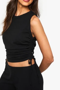 Top sans manches à fronces latérales et pantalon coordonné en tissu froissé