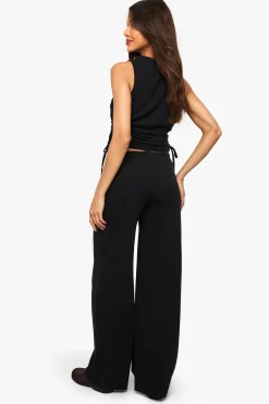 Top sans manches à fronces latérales et pantalon coordonné en tissu froissé