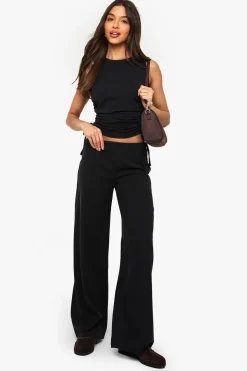 Top sans manches à fronces latérales et pantalon coordonné en tissu froissé