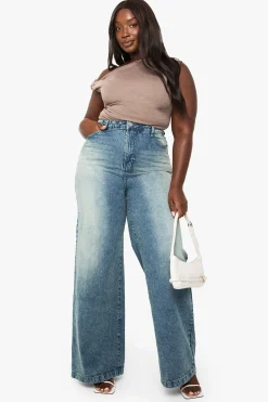 boohoo TOP TAILLE PLUS ASYMETRIQUE AVEC DÉTAIL D'ÉPAULE NOEUDÉ<Femme Tops