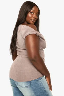 boohoo TOP TAILLE PLUS ASYMETRIQUE AVEC DÉTAIL D'ÉPAULE NOEUDÉ<Femme Tops