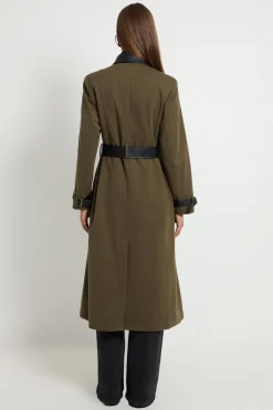 Trench Ceinturé À Double Boutonnage Avec Garnitures SYNTHÉTIQUE Et Boutons Militaires
