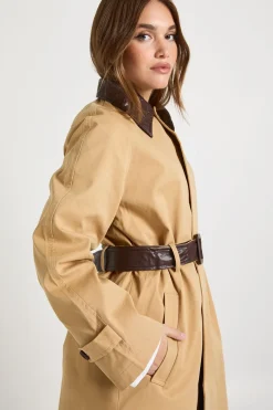 boohoo Trench-coat ceinturé avec col contrasté en synthétique<Femme Manteaux Et Vestes D’Automne|Vestes & Manteaux