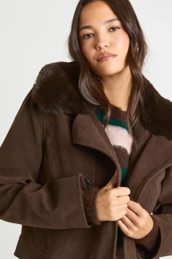 Trench-coat court à l'allure suédée avec col en fourrure