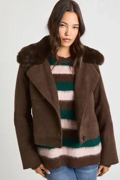 Trench-coat court à l'allure suédée avec col en fourrure