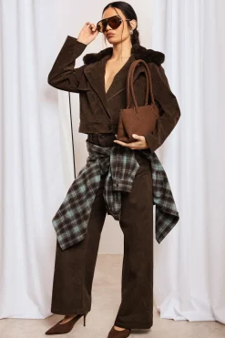 Trench-coat court à l'allure suédée avec col en fourrure