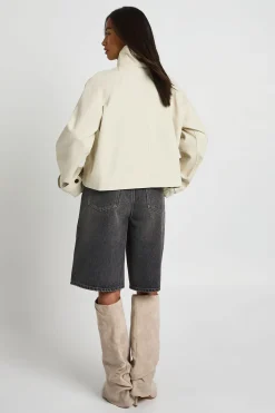 boohoo Trench Court Col Montant Avec Boutons Petite<Femme Tons Neutres|Trenchs