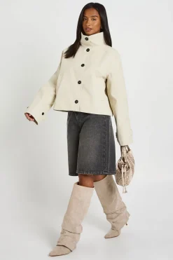 boohoo Trench Court Col Montant Avec Boutons Petite<Femme Tons Neutres|Trenchs