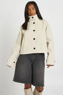 boohoo Trench Court Col Montant Avec Boutons Petite<Femme Tons Neutres|Trenchs