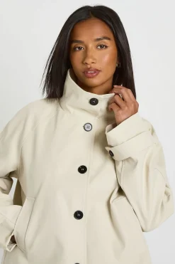 boohoo Trench Court Col Montant Avec Boutons Petite<Femme Tons Neutres|Trenchs