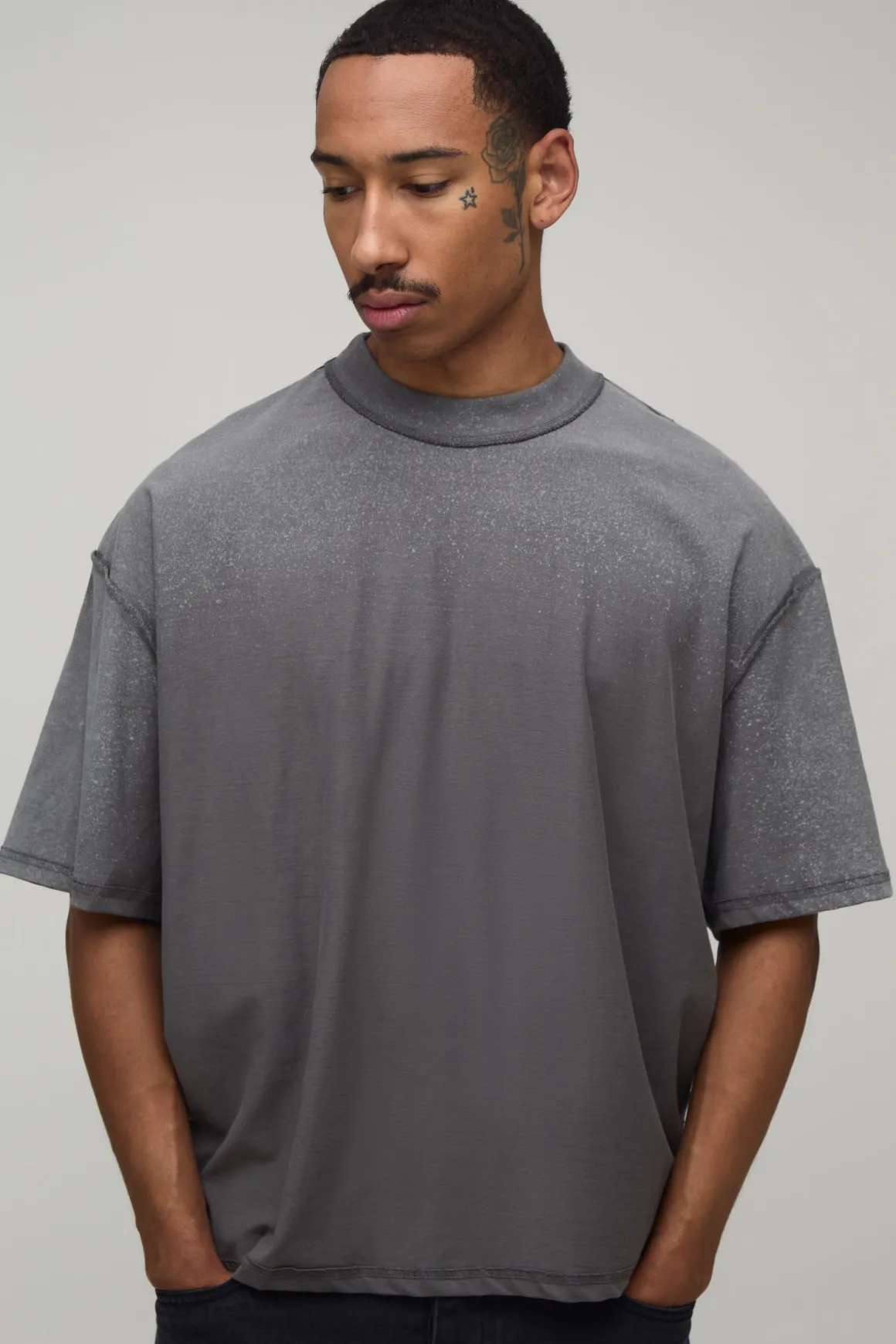 T-shirt Anthracite Oversize Boxy Coutures Apparentes Imprimé Floral Effet Spray Délavé