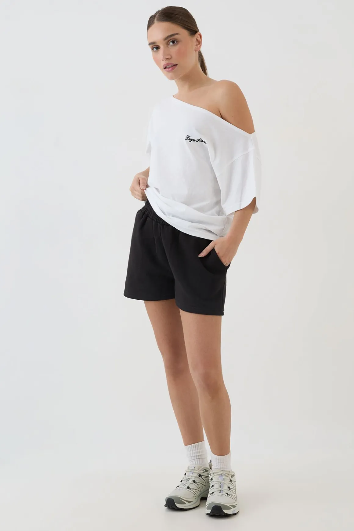 T-shirt Asymétrique Épaule Dénudée Script Dsgn Studio