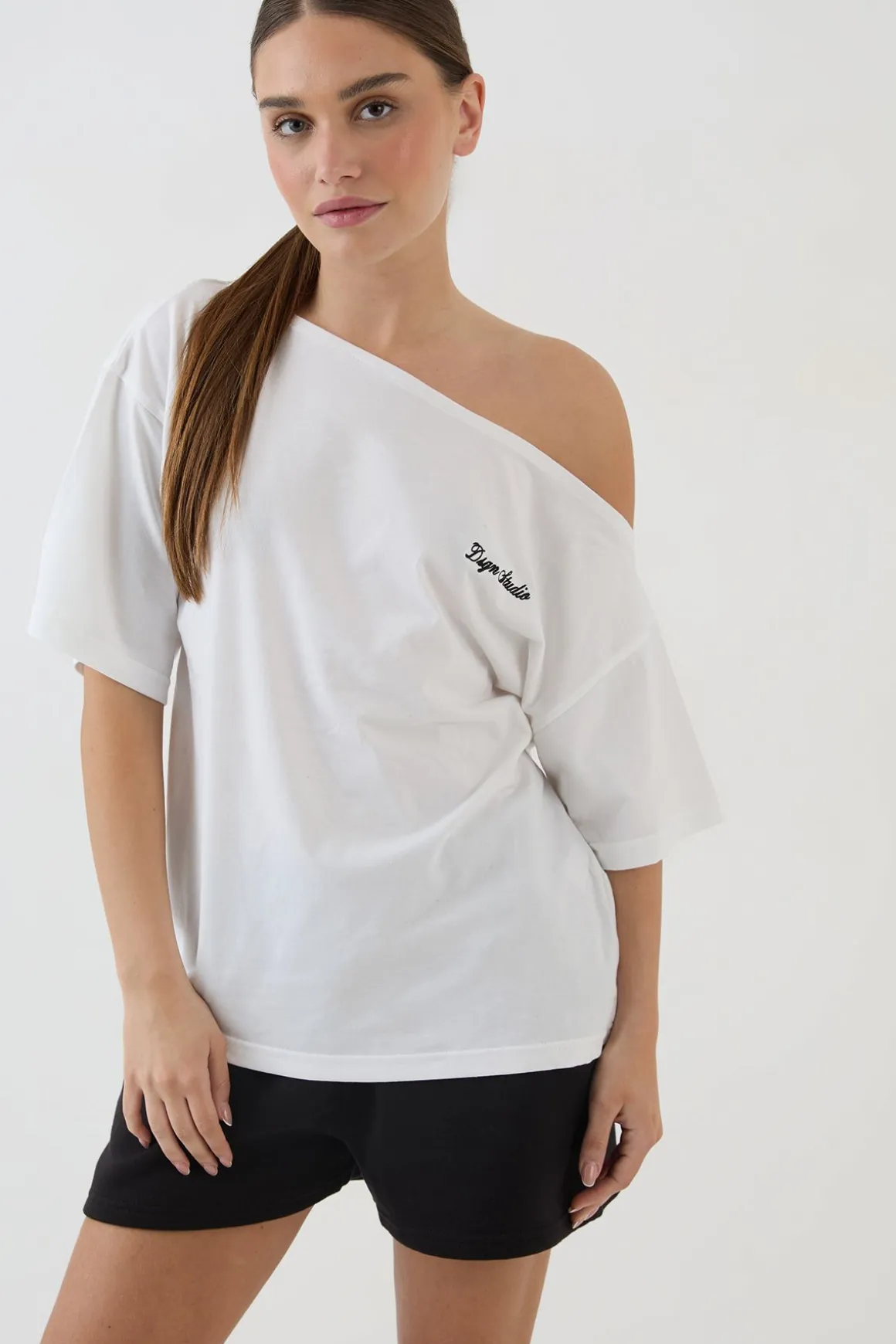 T-shirt Asymétrique Épaule Dénudée Script Dsgn Studio