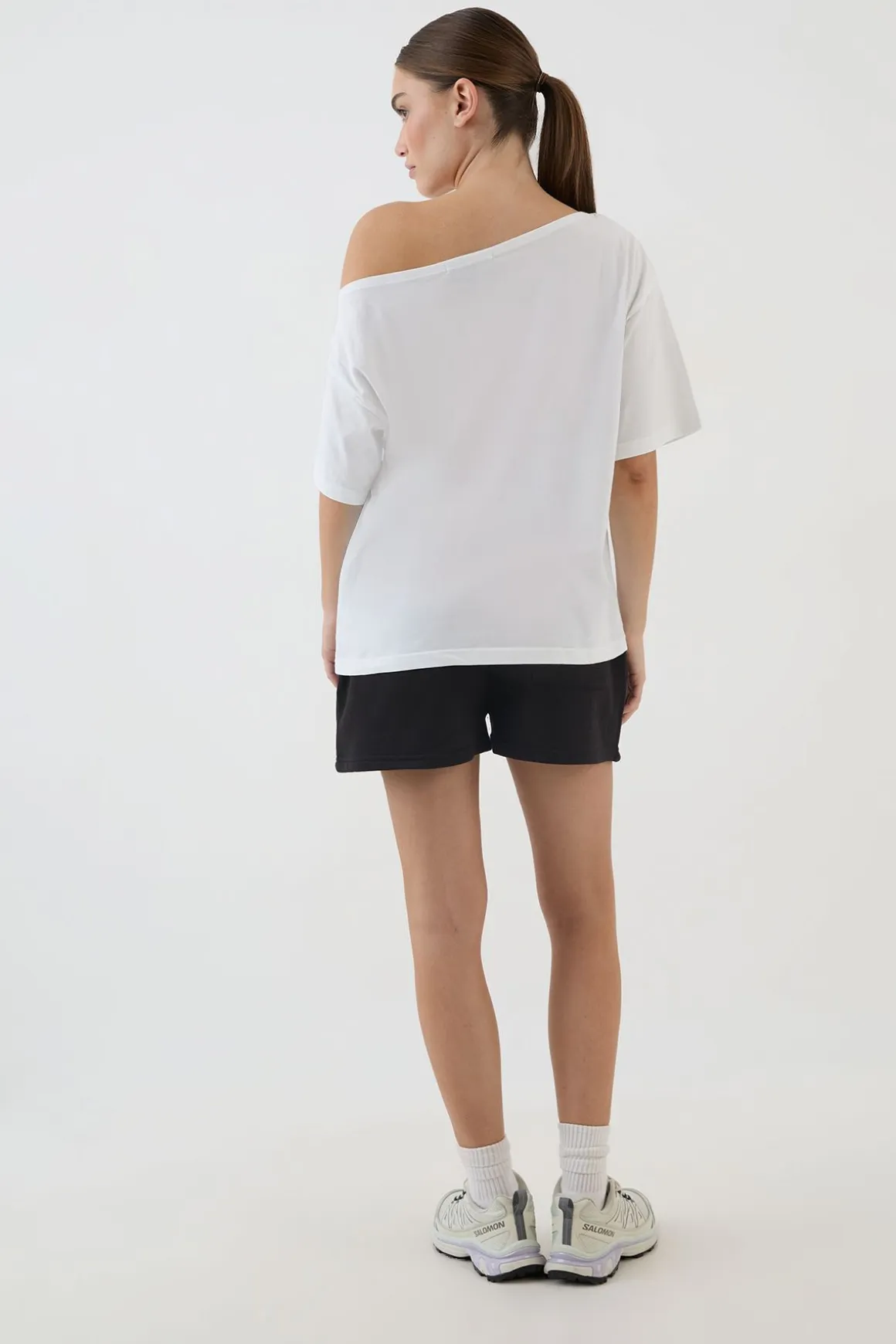 T-shirt Asymétrique Épaule Dénudée Script Dsgn Studio
