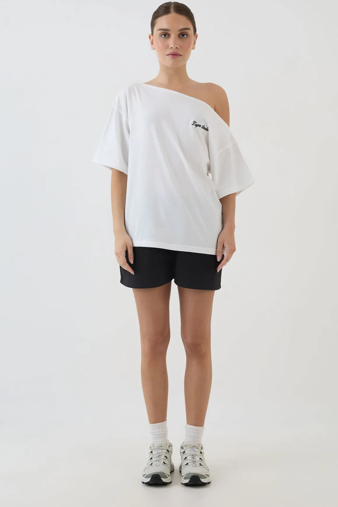 T-shirt Asymétrique Épaule Dénudée Script Dsgn Studio