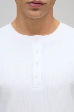 T-shirt à col Henley, coupe Muscle Fit en tissu côtelé