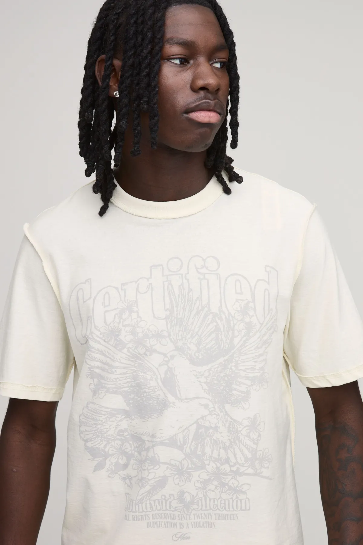 boohooMAN T-shirt Écru Coupe Regular À Coutures Apparentes Imprimé Colombe<Homme T-Shirts Impriméstendances|T-Shirts