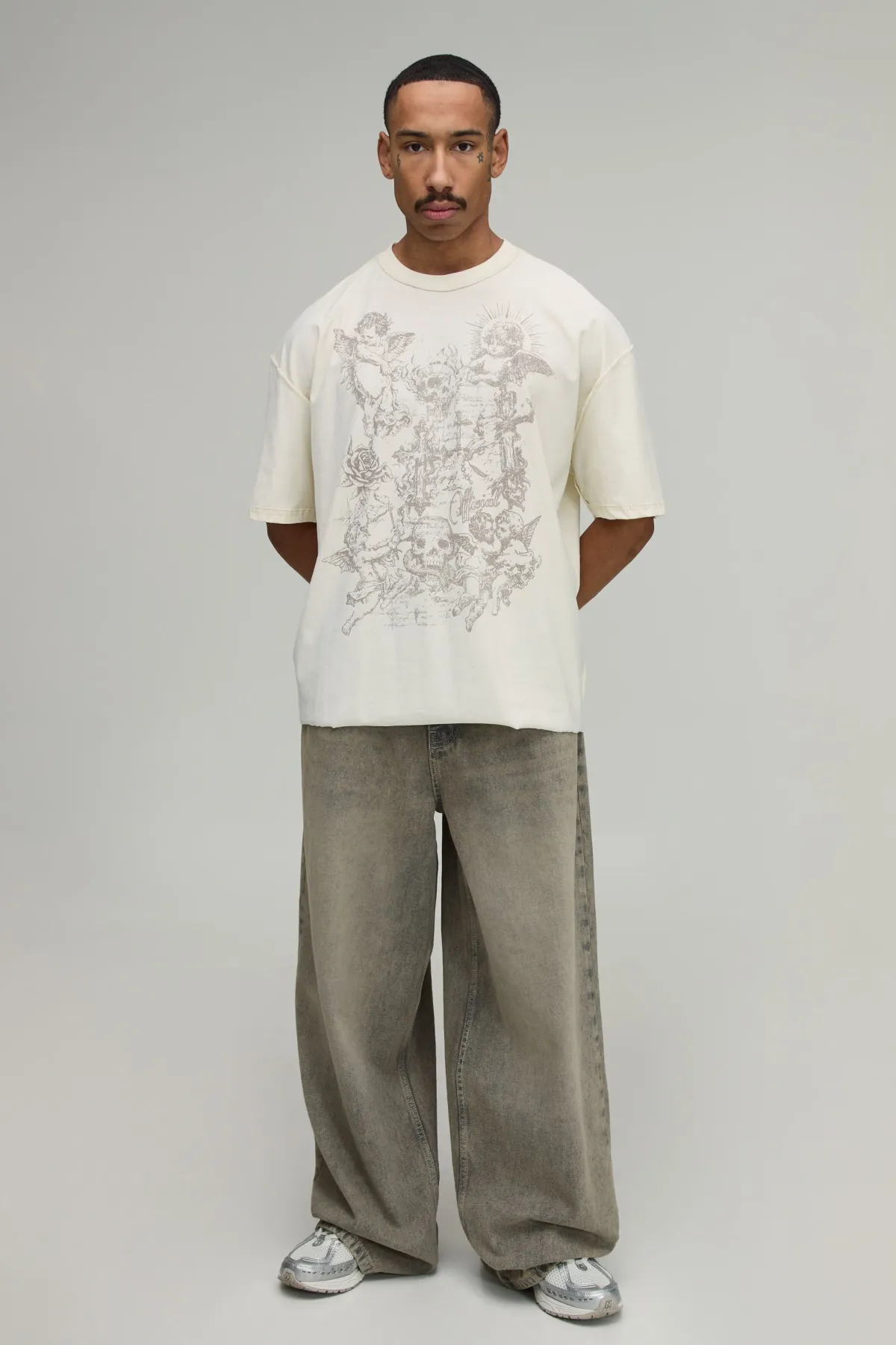 boohooMAN T-shirt Écru Oversize Ample À Coutures Apparentes Avec Imprimé Graffiti Gothique Tall<Homme Tout Afficher|Tout Afficher