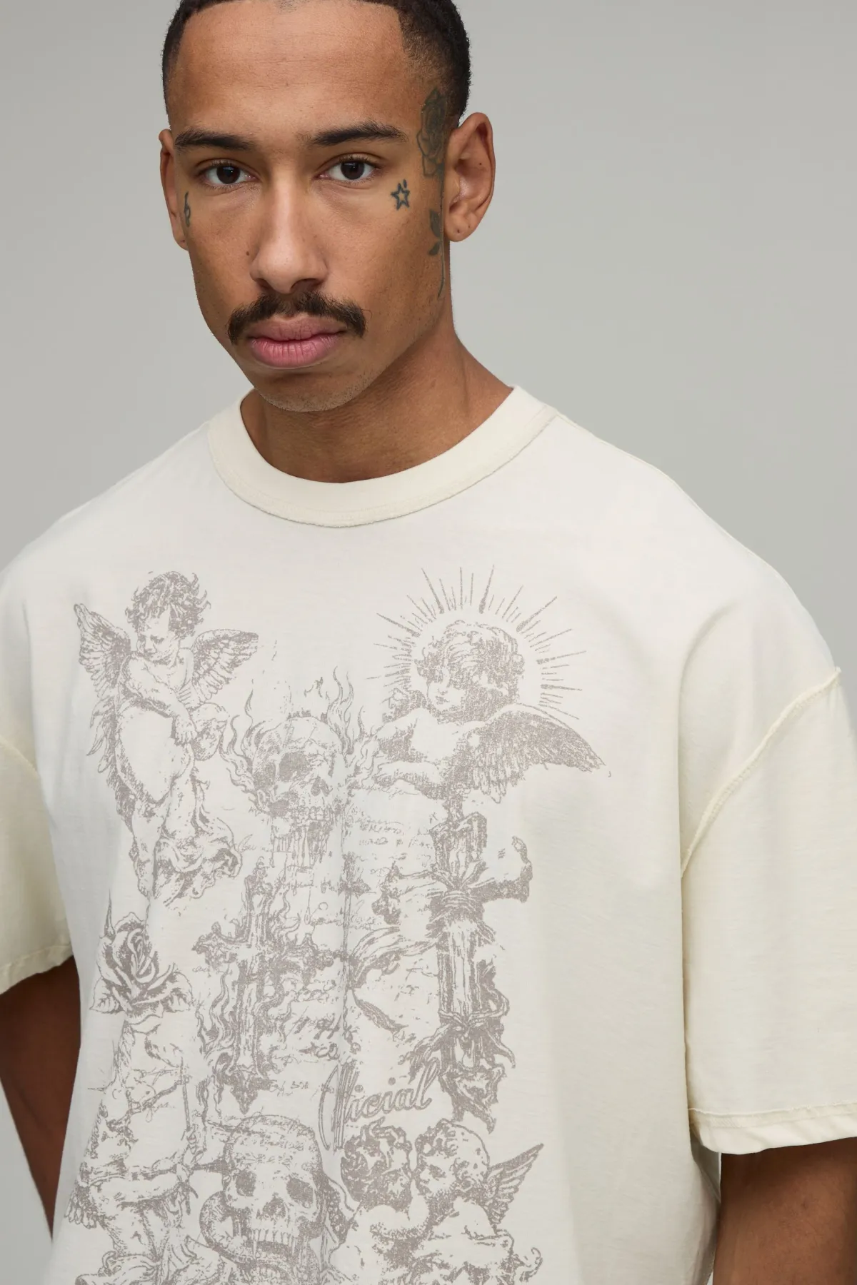 boohooMAN T-shirt Écru Oversize Ample À Coutures Apparentes Avec Imprimé Graffiti Gothique Tall<Homme Tout Afficher|Tout Afficher