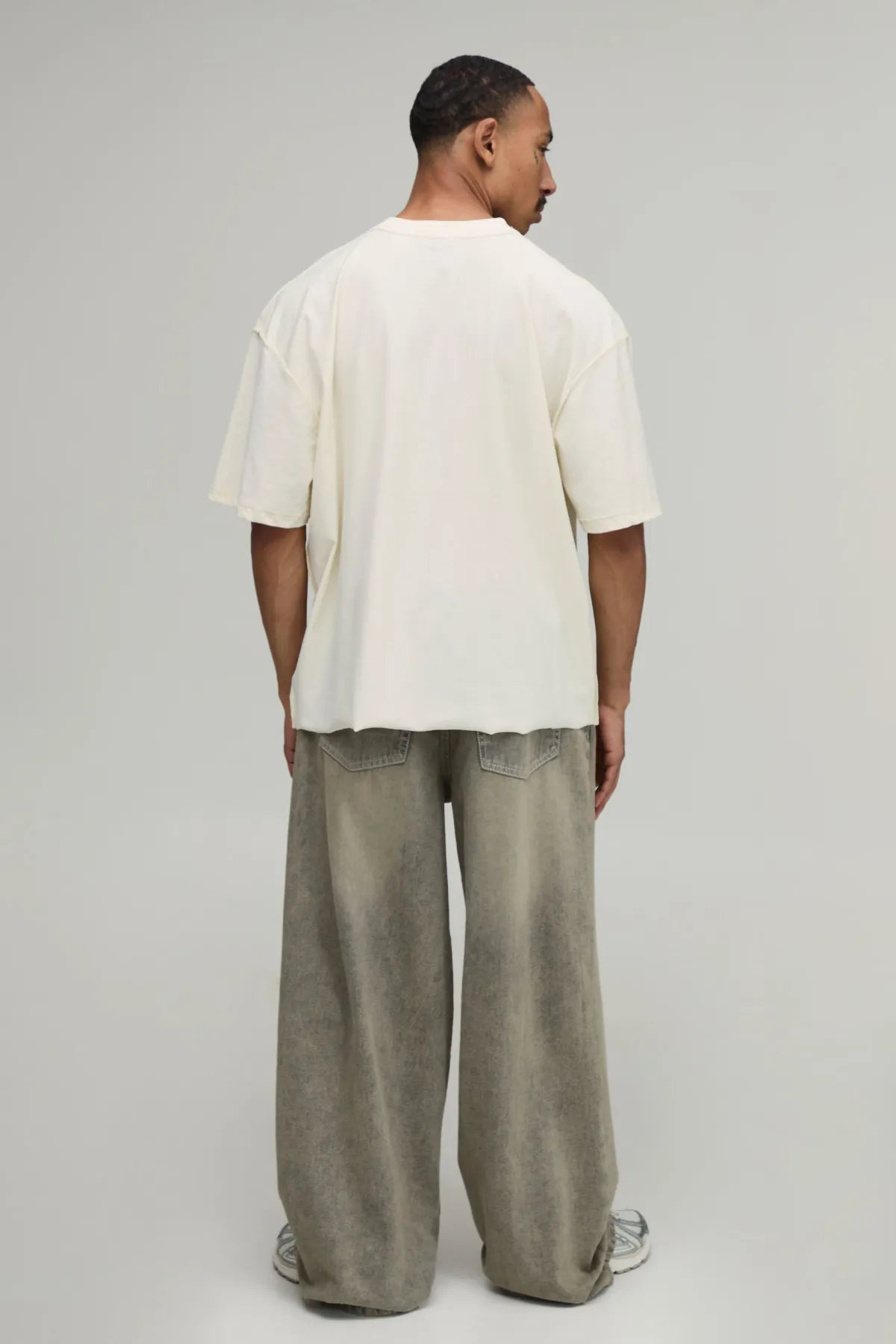 boohooMAN T-shirt Écru Oversize Ample À Coutures Apparentes Avec Imprimé Graffiti Gothique Tall<Homme Tout Afficher|Tout Afficher
