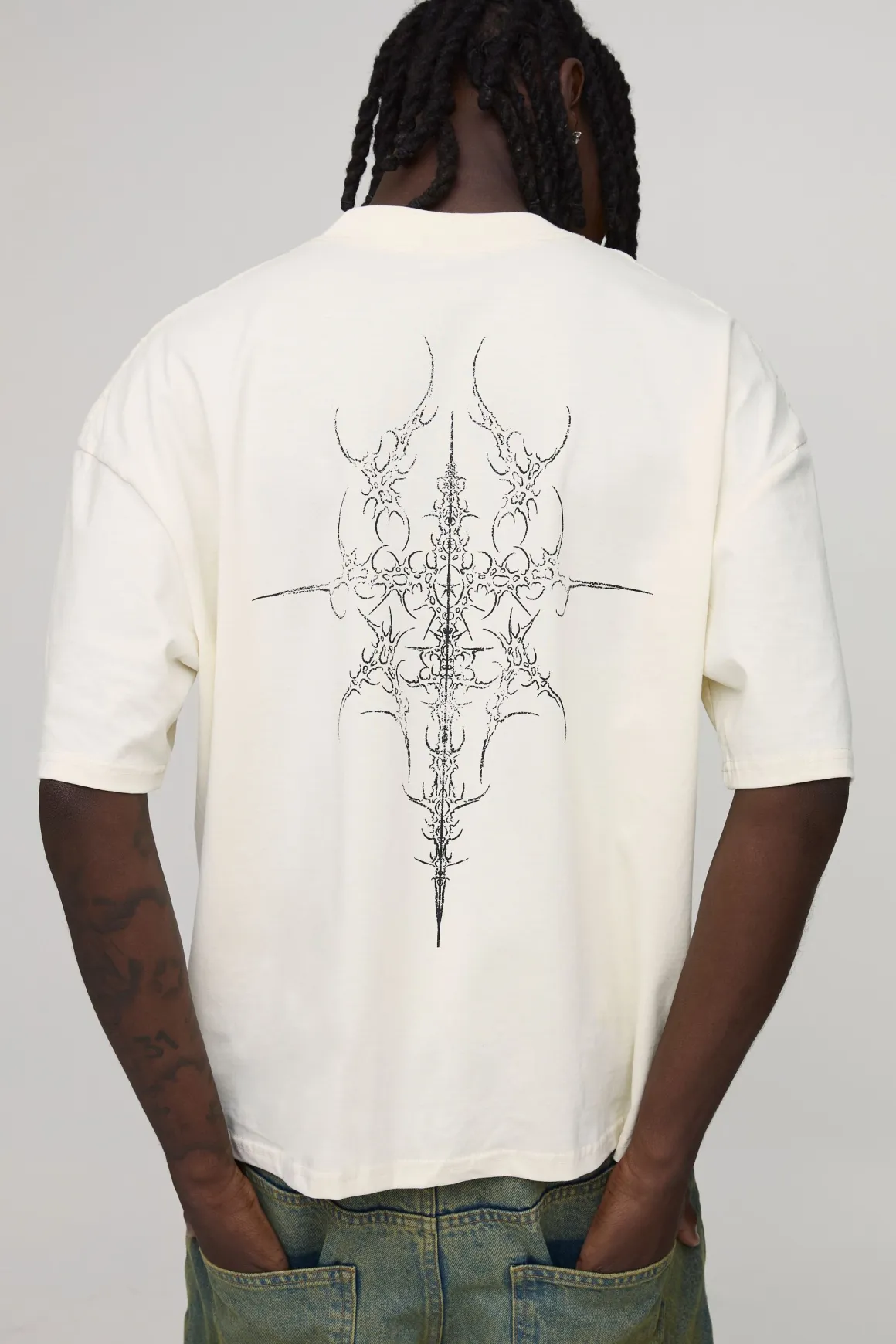 T-shirt Écru Oversize Boxy À Col Étendu Avec Motif Grunge Au Pochoir