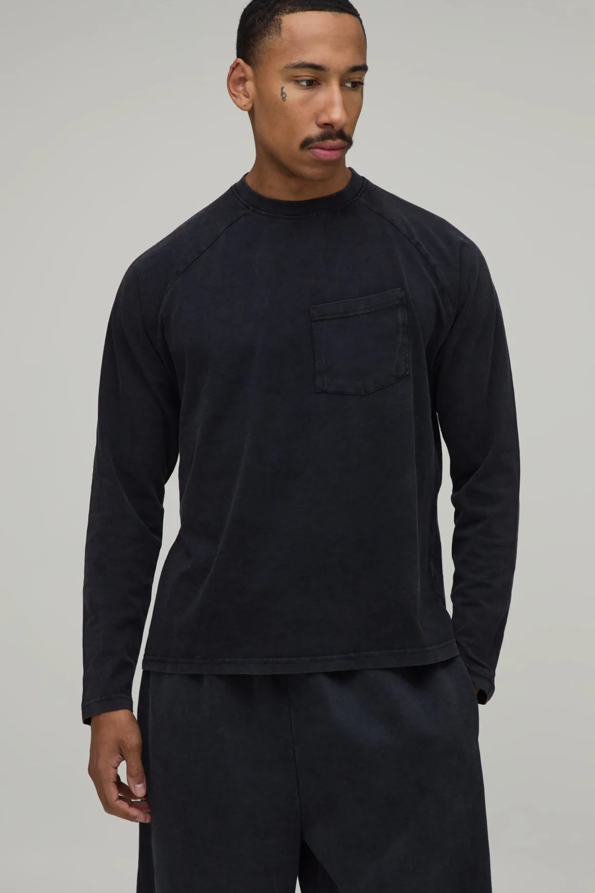 T-shirt Essentiel Délavé Coupe Regular Manches Raglan Longues Avec Poche Poitrine